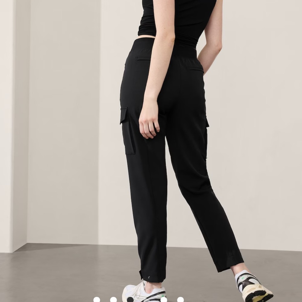 Athleta Endless High Rise Black Cargo Pants Women’s Size 2